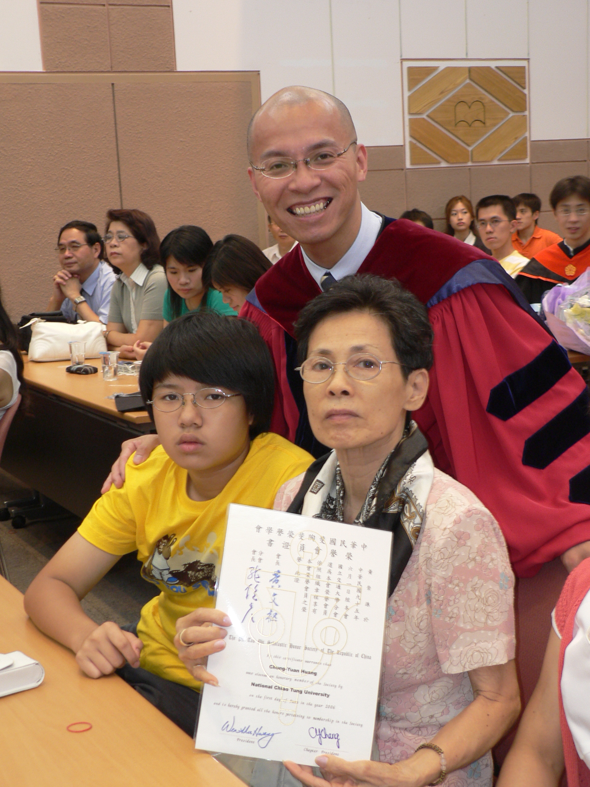 2006 中華民國斐陶斐榮譽學會獎 — 黃崇源教授與家人合影於國立交通大學頒獎典禮