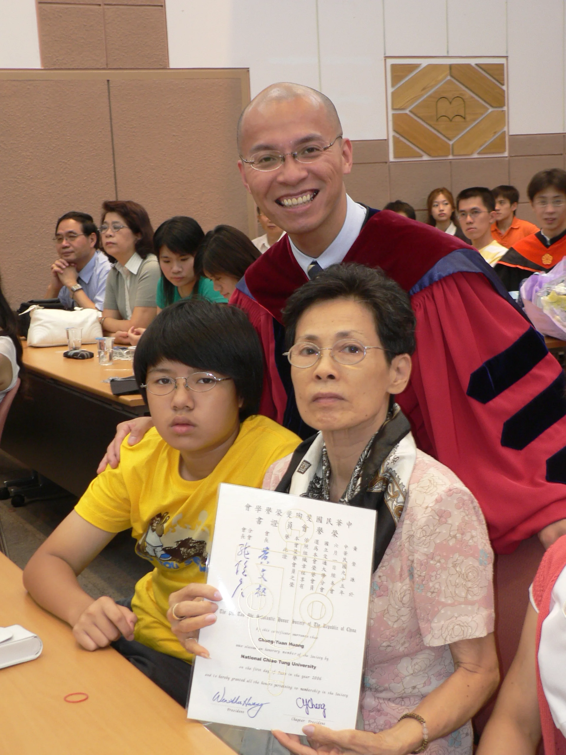 2006 中華民國斐陶斐榮譽學會獎 — 黃崇源教授與家人合影於國立交通大學頒獎典禮